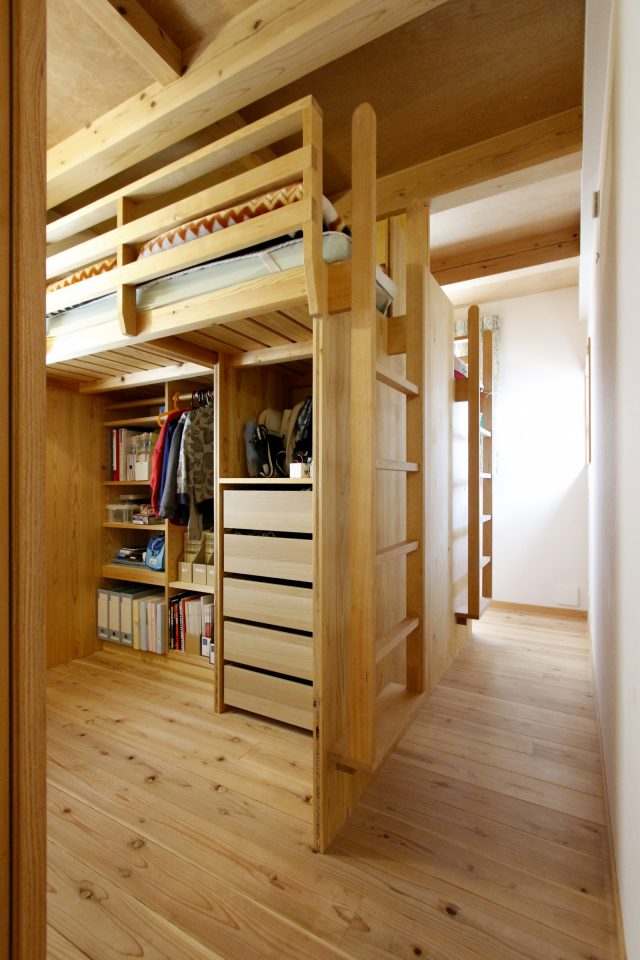 上部がベッド、下部が収納スペースになっている造作家具空間