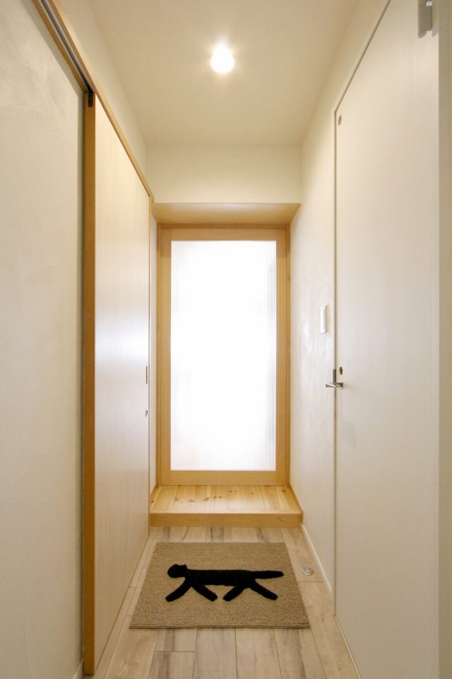 after：引き戸を半透明にすることで外からの自然な光が差し込み、明るい廊下となります