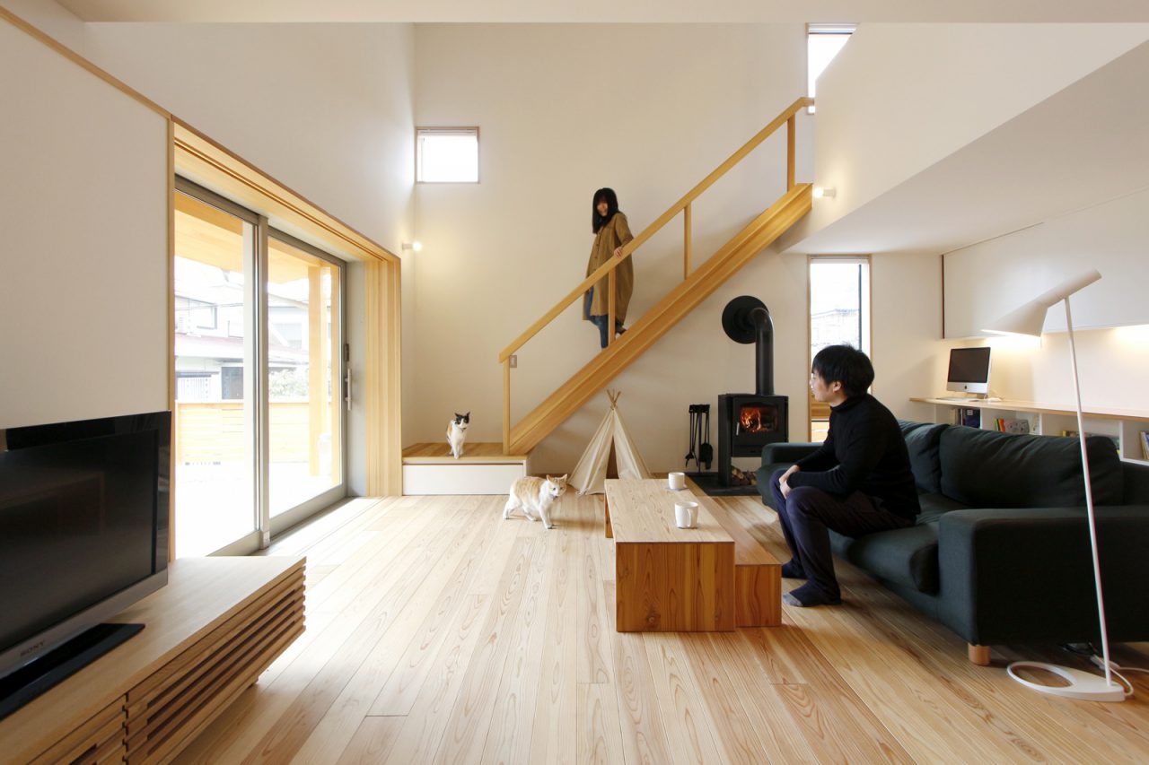シンプルですっきりとした空間の１階リビング　壁材はビーナスコート、床は無垢の杉材を使用
