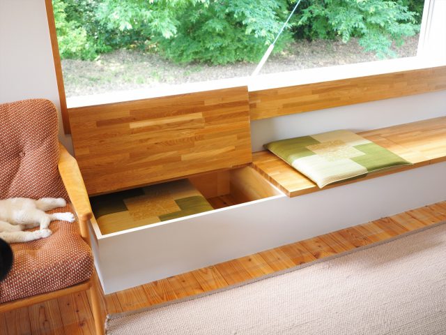 窓辺のベンチの下は座布団もしまえる収納スペースに。