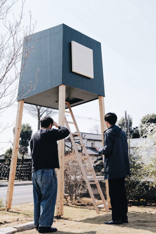 完成した巣箱を確認する家具デザイナーの小泉誠さんと相羽建設設計部の中村 健一郎さん。