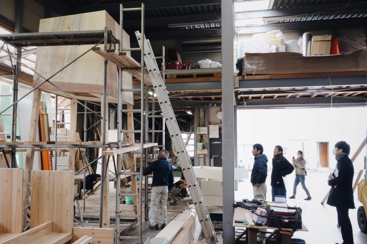 加工場で大工の秋山和雄棟梁が製作した「巣箱」。かたちができあがったところを小泉誠さんが確認に訪れた日の様子。
