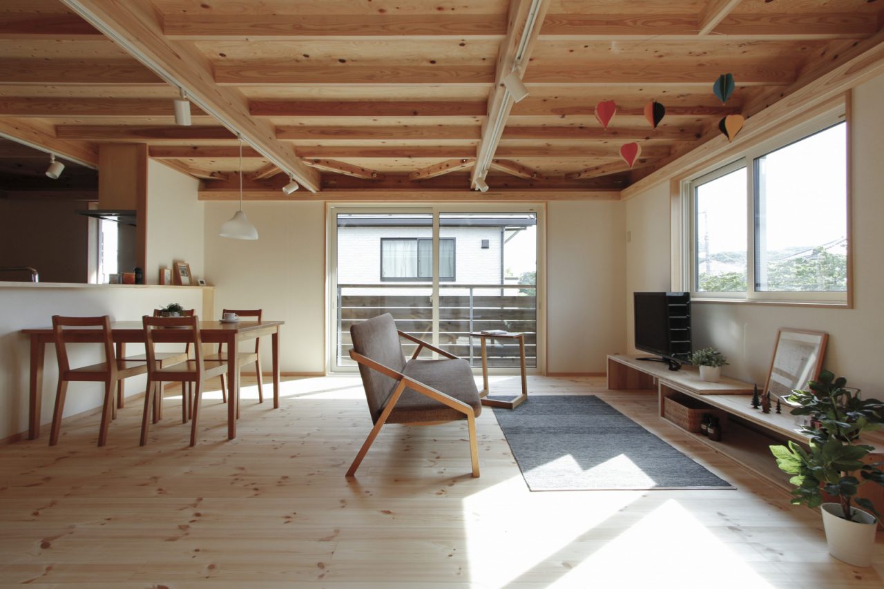 リビングには家具デザイナーの小泉誠さんがデザインした「UU sofa」やサイドテーブル、「大工の手」ローテーブルをテレビ台や収納として活用。