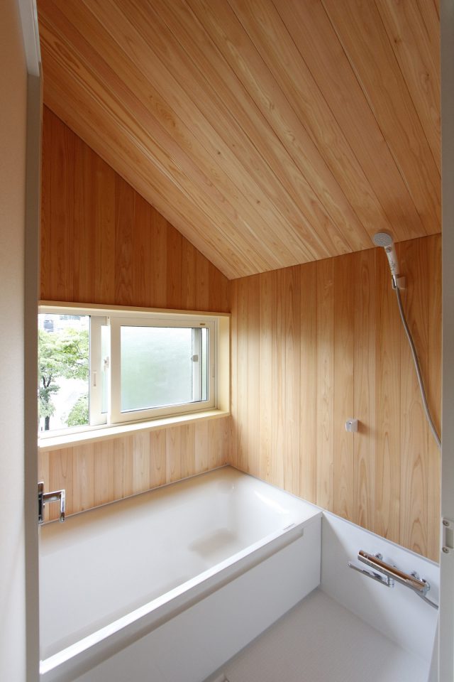 浴室はハーフユニットとして壁はサワラの板で。二階にあるため窓からの眺めも楽しめます。