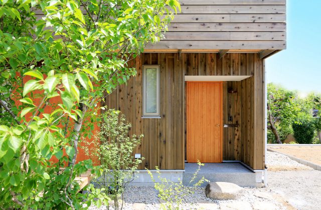 玄関ドアは広島の「ユダ木工」さんの木製ドア。明るい色が帰宅する家族や来訪者を元気にしてくれそうです。