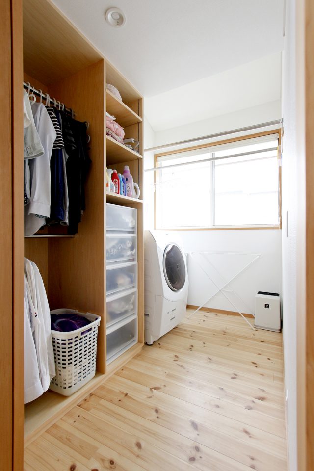 洗濯したらその場で干せて、乾いたらすぐに仕舞える場所がある合理的な設計の洗濯スペース