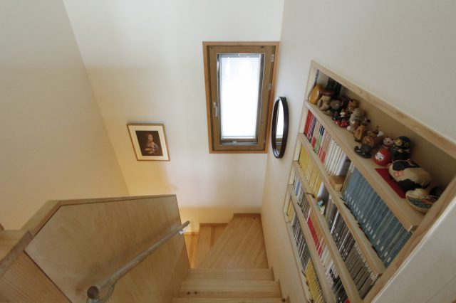 明るい階段にも本棚を設置。