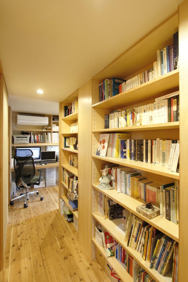 廊下にも造り付けの本棚を設置