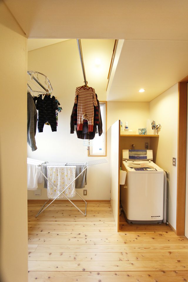 洗濯室の物干し竿は懸垂も可能・・・乾いたものからすぐ隣のWICへ