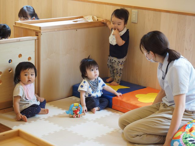 0歳児保育室は、2歳児以上の活動場所から離れた静かな環境。