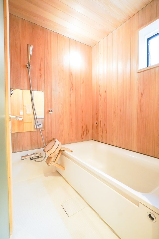木張りの浴室もこだわりポイント。掃除が趣味のご主人が毎日磨き綺麗に保っています。