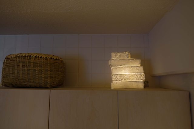 レンガを積み上げたような照明は奥様のチョイス。キッチンを優しく照らします。