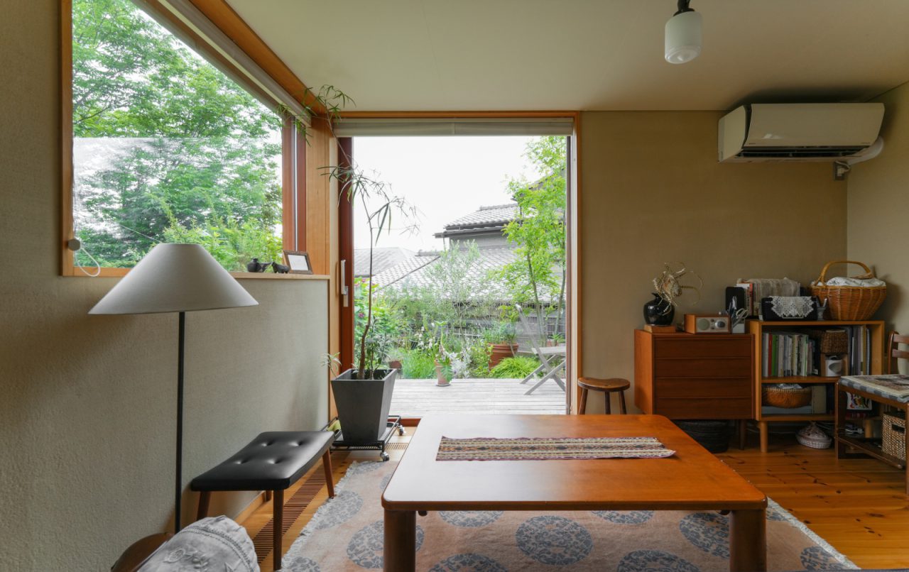 １階の引き込み木製窓。高台で視界がひらけ、室内にいながら庭と空がみえます。