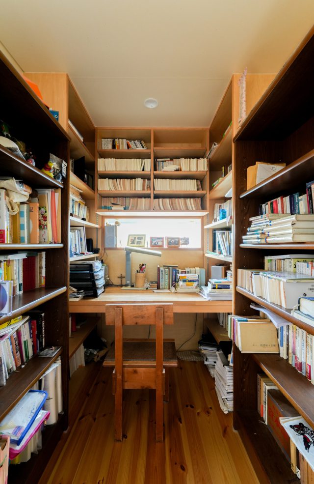 娘さまのご主人の書斎。膨大な書物に囲まれた籠った空間に、小窓から光が差し込む様子はまるで物語の１シーンのようです。