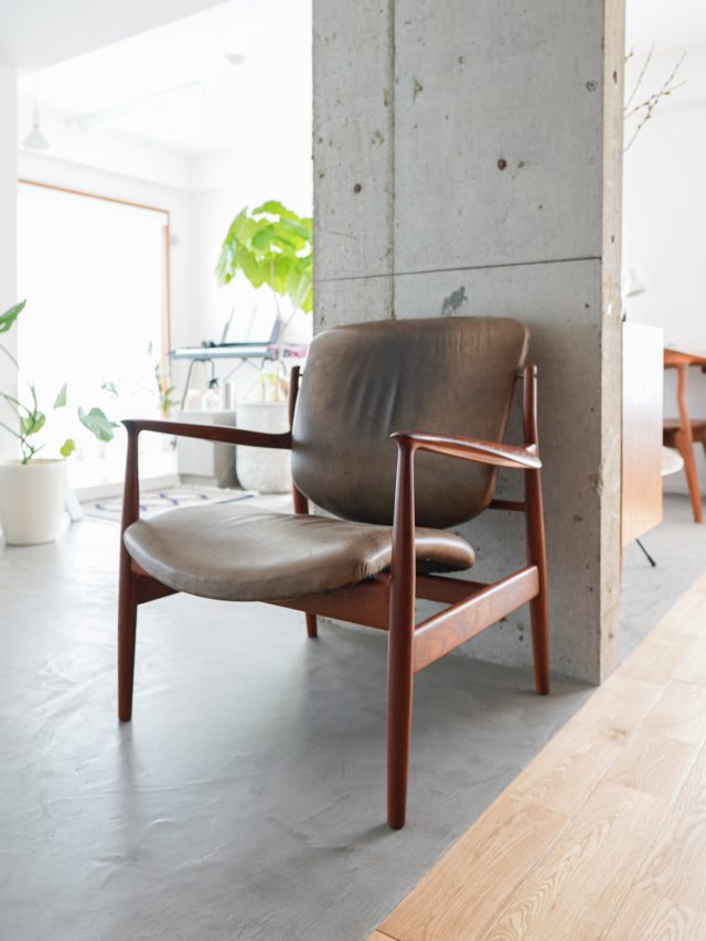 椅子が16脚もあるというA様邸。フィン・ユールのイージーチェア・FD136。「フィン・ユールの作品は彫刻的な美しさを感じます。一番惹かれますね」とA様。