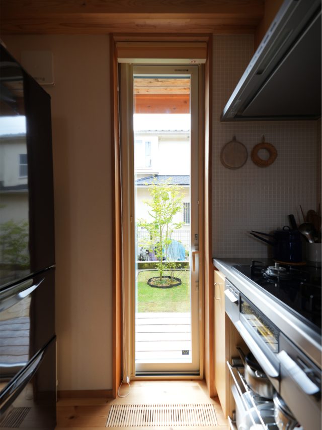 キッチンの窓からコハウチワカエデを望めるようお庭をデザイン。奥様のお気に入り。