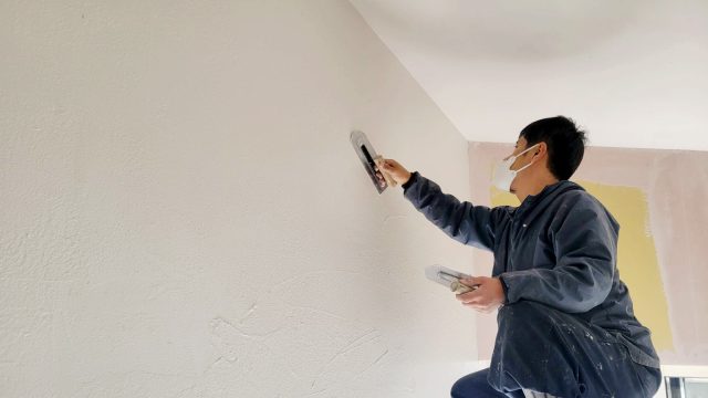 漆喰は左官職人の二階堂さんと増田さんに施工していただきました。
