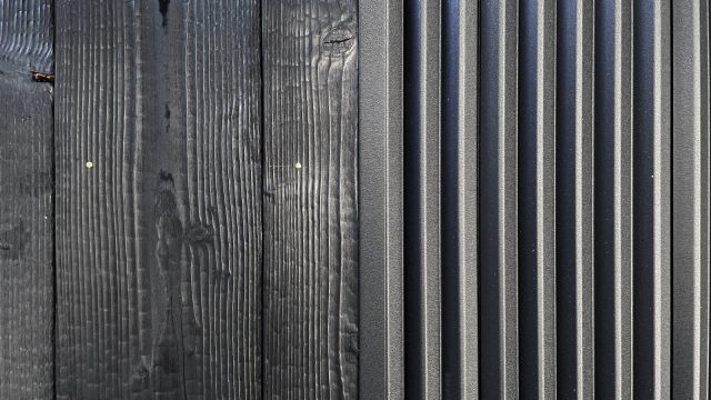 外壁の焼杉とガルバリウム鋼板。同じ黒い色が経年することでどう変化していくのか、楽しみです。