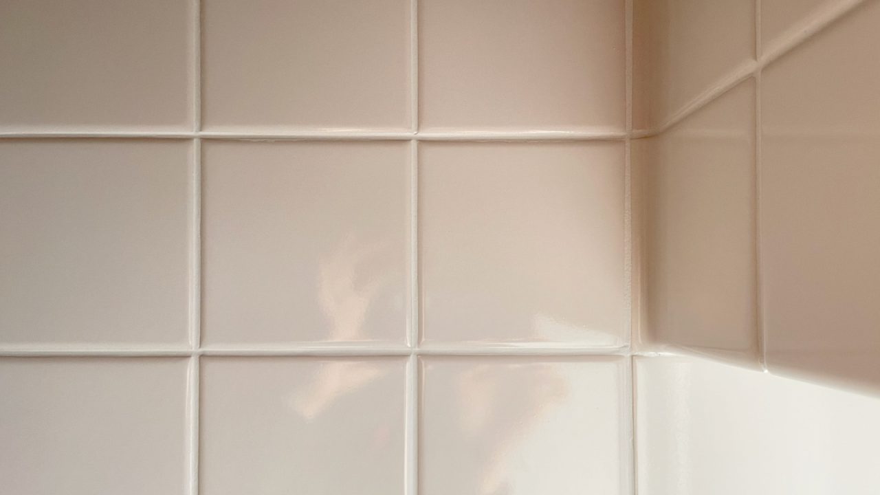浴室のタイル壁。四隅の丸みがかわいらしく、お掃除の際もお手入れしやすい！