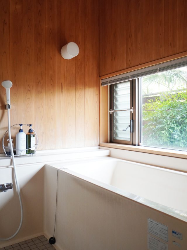 サワラ板張りの浴室は換気を徹底し、メンテナンスをしながら美しく保たれています。