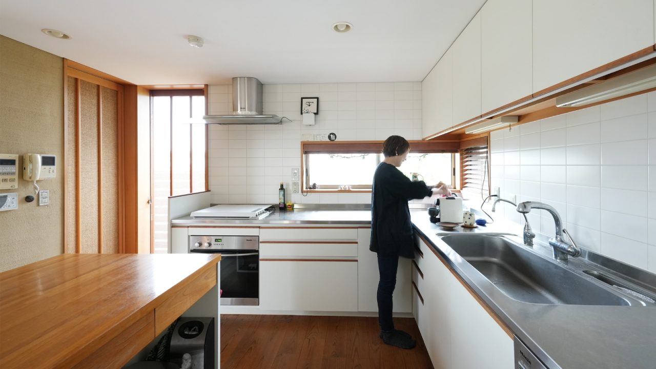 広々としたキッチン。天然素材の白い塗り壁と木のコントラストにより、空間にメリハリが生まれています。