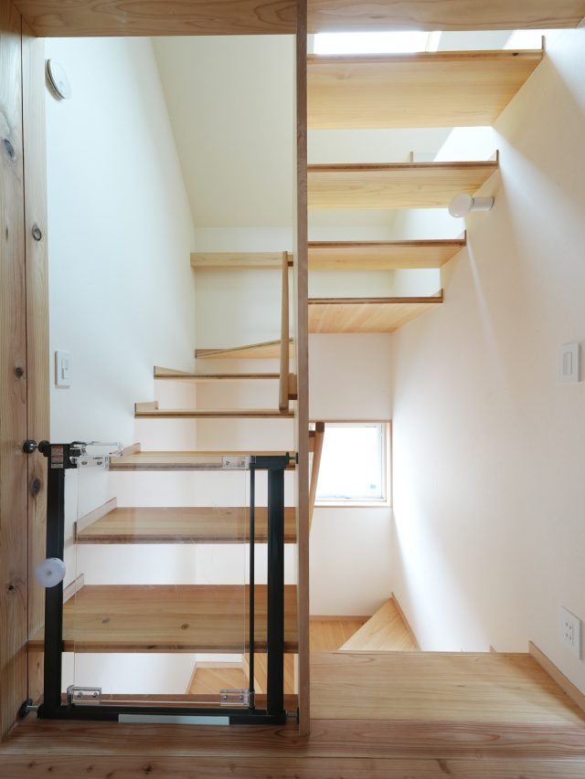 1階から2階までの固定階段が小屋裏まで続く仕様。