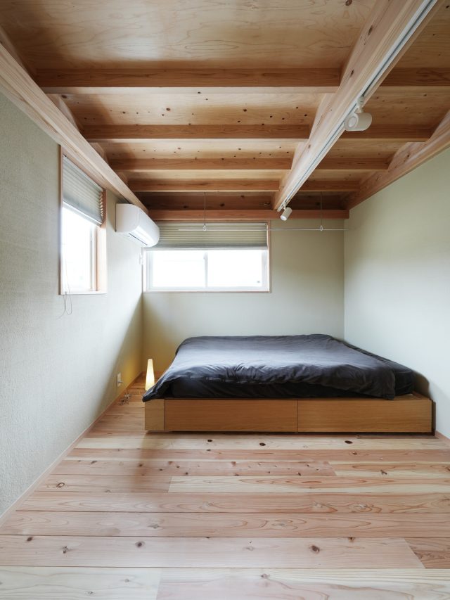 日当たりの良い寝室は薩摩中霧島壁で柔らかく光が広がる。