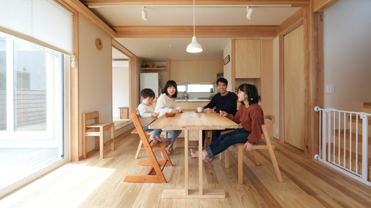 ダイニングには家具デザイナー小泉誠さんデザインのUチェアや大工のつくる家具シリーズ「大工の手」のテーブルも。