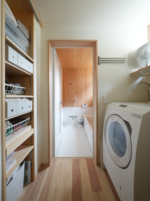 洗面脱衣室の収納はドアを閉めると現れる仕組み。