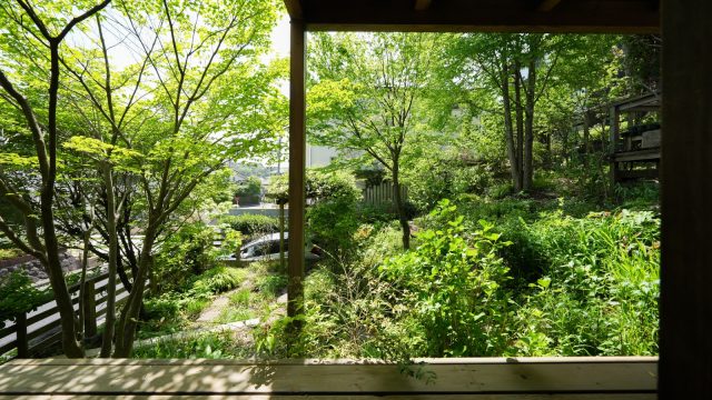 寝室・客間の窓の外に設置した縁側。傾斜地のため庭に接する高さが場所により変わり、色々な角度から緑を楽しめます。
