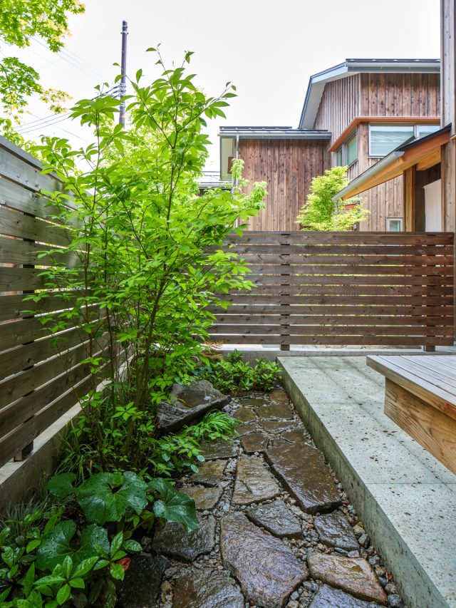 造園家の小林賢二さんの作庭。石と雑木の緑が織りなす自然体の庭が落ち着いた空間と調和しています。