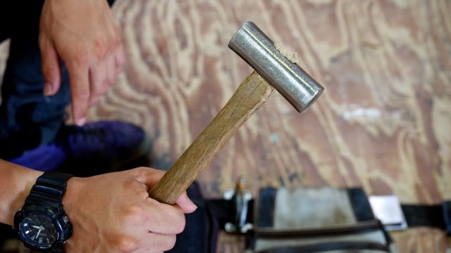 志村大工の一番のお気に入りの道具は、大工になった当初からずっと使っている「げんのう」。握った時にしっくりくるように持ち手を削って調整することで長く愛用中。