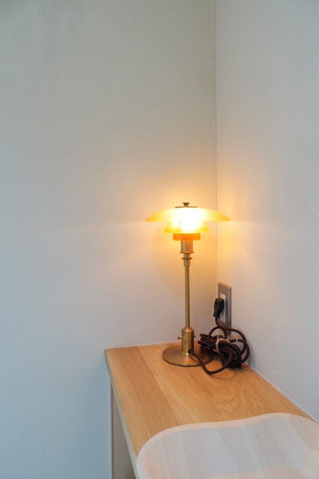 Louis PoulsenのPH2/1 琥珀色ガラス テーブルランプは限定品。琥珀色の灯りがビンテージ品のようで素敵。