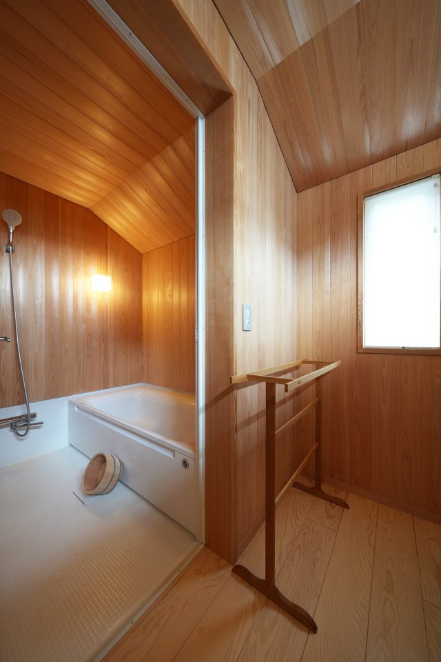 斜め天井がサウナのようで北欧の雰囲気を彷彿とさせるお風呂。