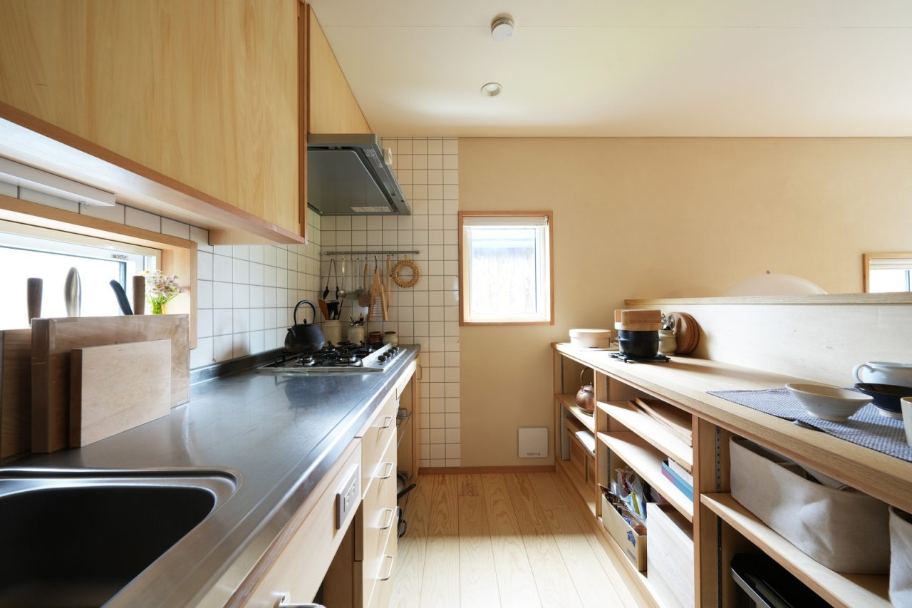 造作のキッチンは収納の仕様が自由で相羽建設の定番。幅の広いキッチンカウンターと高さが自由に変えられる棚が特徴です。