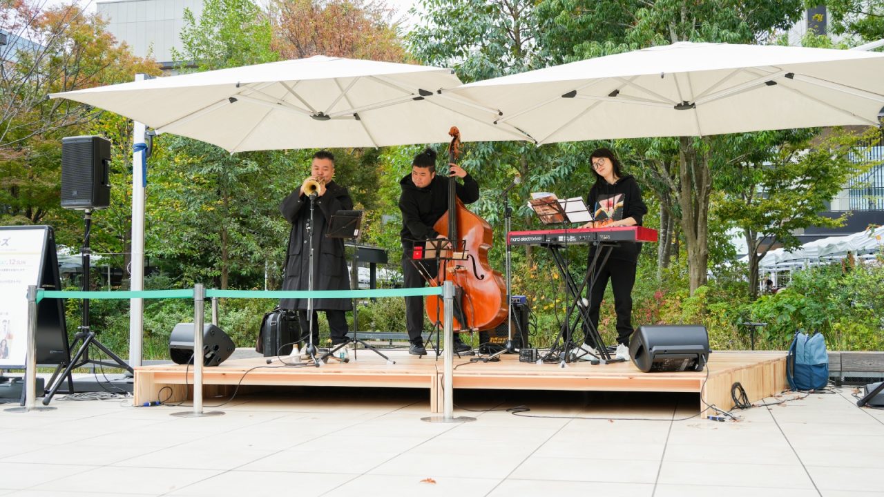 ビオトープ前の会場で演奏される北欧ジャズ