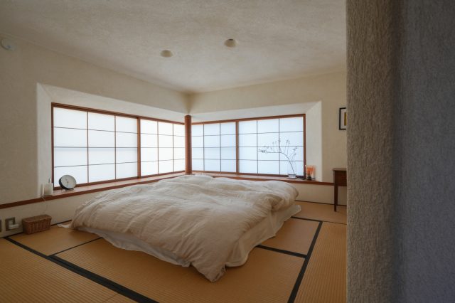 家族の寝室。畳と角のない漆喰壁でより柔らかく落ち着いた雰囲気に。