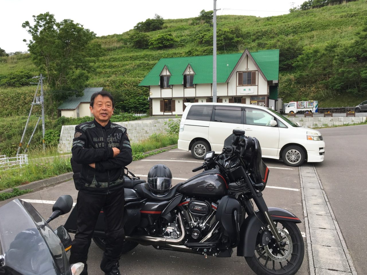 趣味のバイクで北海道を訪れた時の写真。「バイクに乗れるうちは仕事も頑張る」と里見さん。
