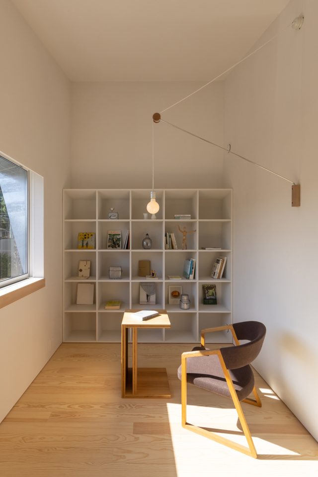 本をたくさん持っている伊藤夫妻のために設けられたライブラリースペース。 2階の各部屋を繋ぐ中庸的な空間。