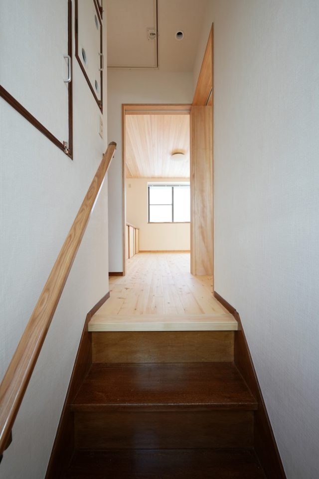 階段は既存を活かしそのままに。新しい素材と経年した素材が交わるのもリノベの魅力。
