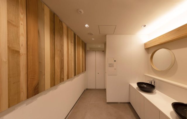 信楽焼の洗面器の黒が空間を引き締めます