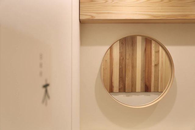 孟宗竹を曲げてつくられた鏡にも日本の木が映ります