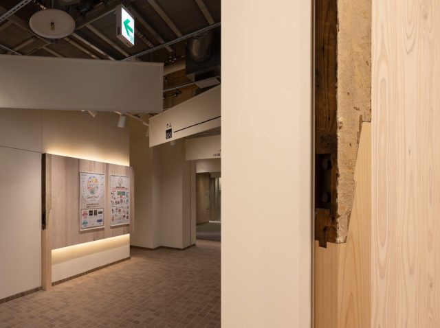 写真奥の化粧柱は国立駅の旧駅舎の素材と新たな桧材を伝統的な継手で接合。過去と今がつながる意匠