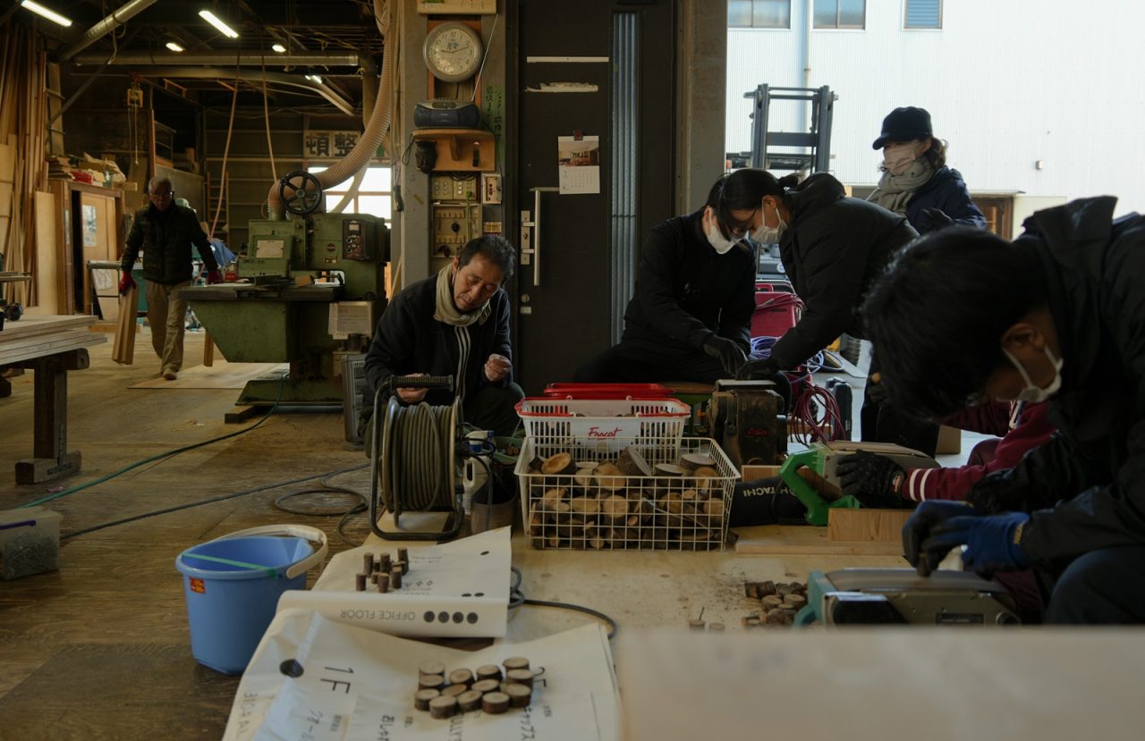 サインづくりワークショップを準備する小泉誠さんとKoizumiStudio・こいずみ道具店の皆さん