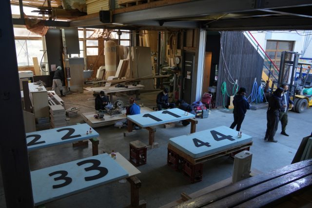 チームにわかれて桜の木を並べて数字のサインをつくっていきます