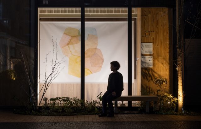 nonowa no kadoというアートスペースで地元アーティストと市民がつながる場所。多摩産材のベンチも小泉誠さんがデザイン