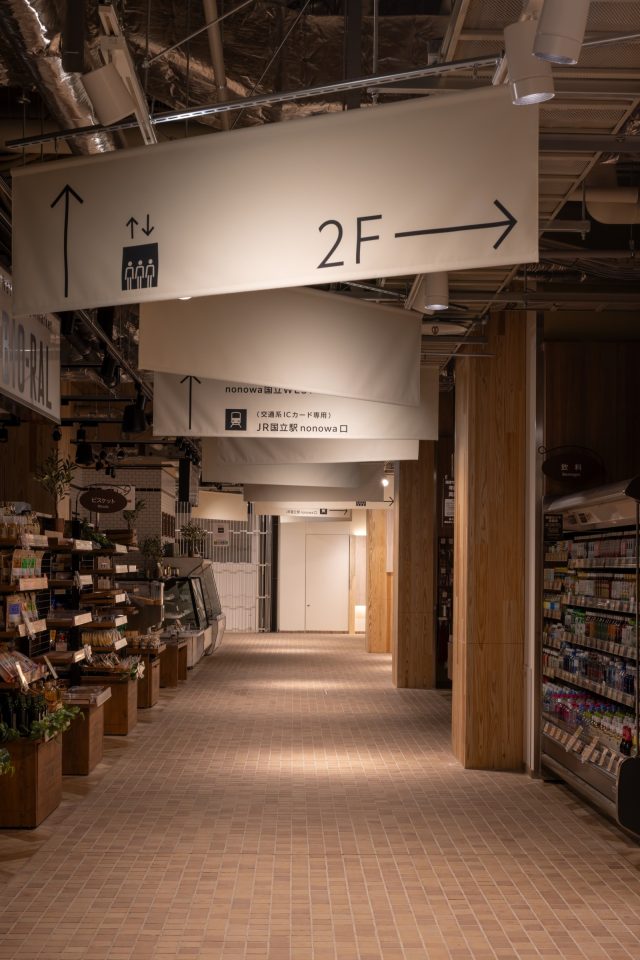 1階共用通路に設置されたバナーサインの素材には再生ポリエステル繊維が活用されています。