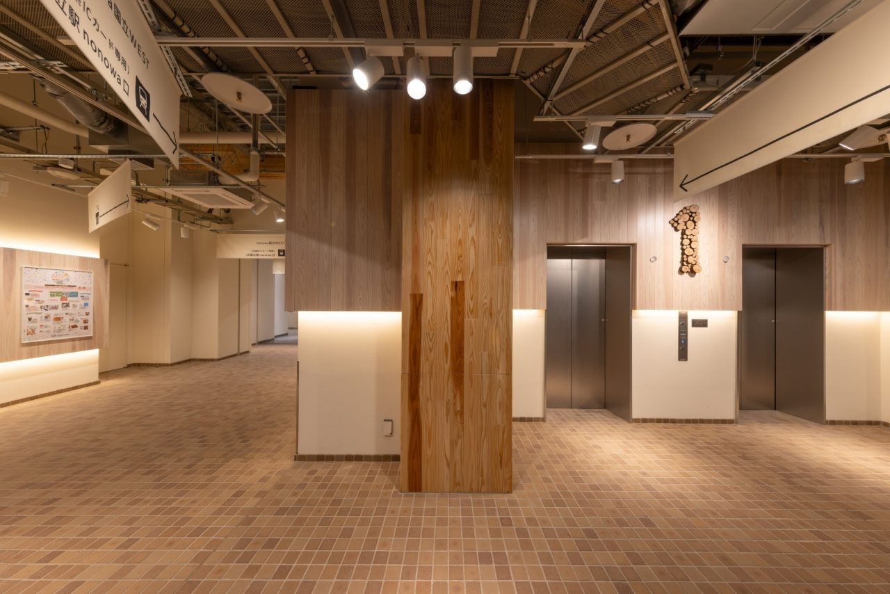 周辺の街並みに調和するように用いたレンガ調のタイルにはリサイクル製品である再生タイル（せっ器タイル）が採用されています。