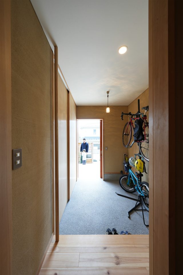 自転車を2台置いても広さに余裕のある玄関土間
