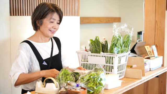 お客様と終始和やかにやりとりをする清宮さん